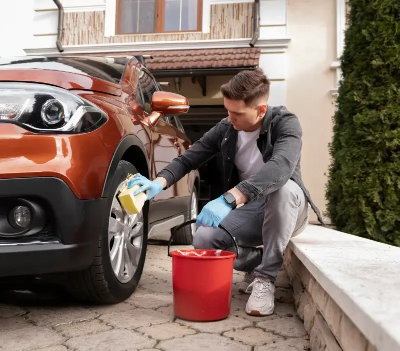 Lavage auto à domicile Montaiguët-en-Forez : professionnel intervenant sur un véhicule